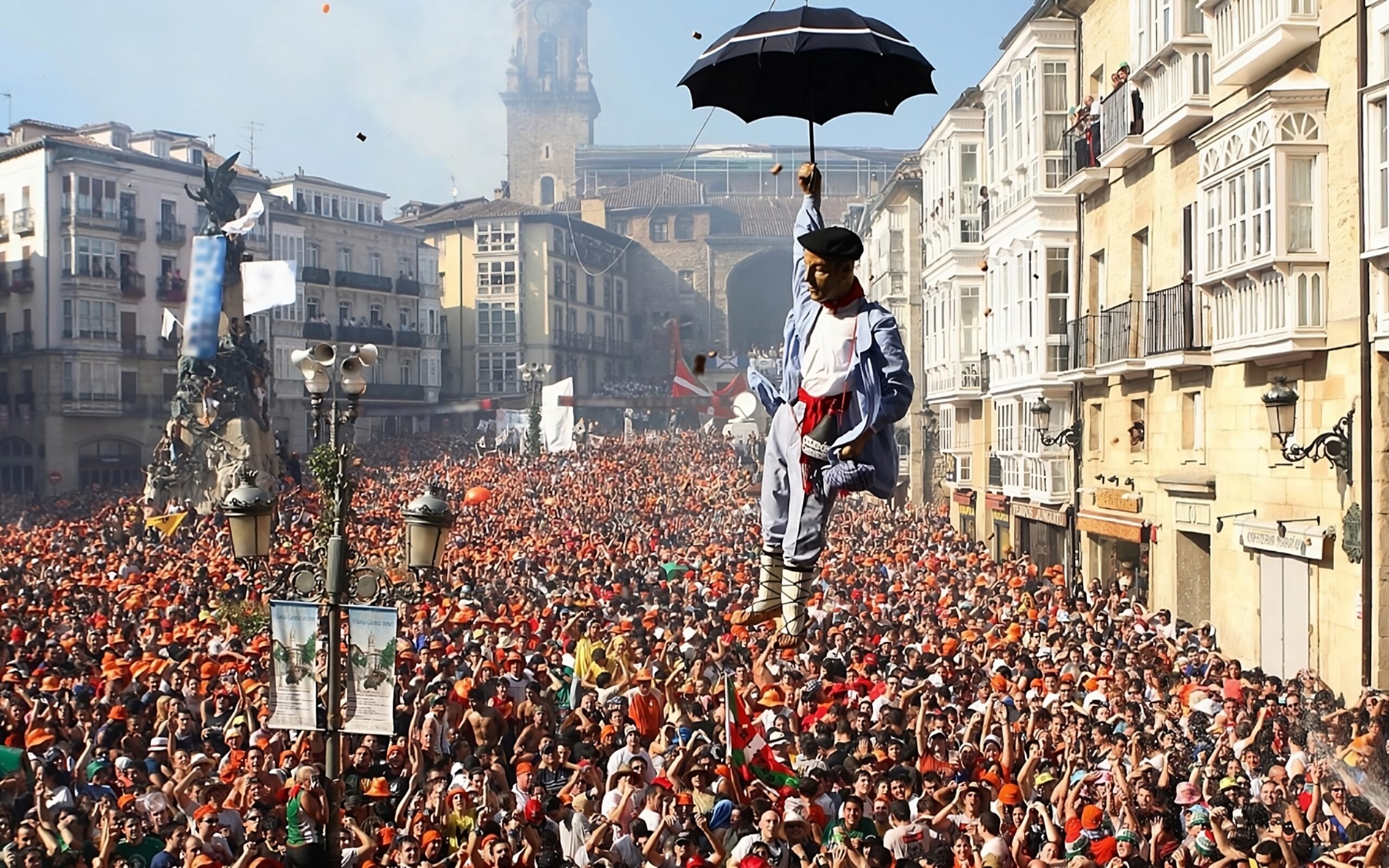 Bajada del Celedón en las fiestas de Vitoria- Gasteiz.