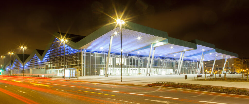 La estacvión de autobuses de Vitoria esta cerca del hotel en en centro de Vitoria Habitaka, Hogares de paso.