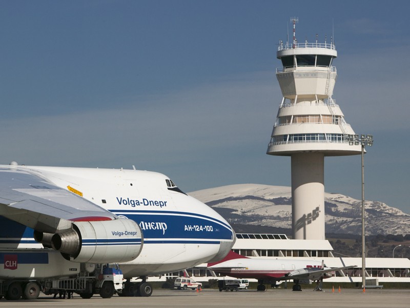 El aeropuerto de Foronda conecta a Vitoria con el resto de Europa.