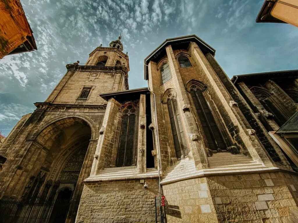 La Catedral Santa Maria se ubica cerca del hotel Habitaka, Hogares de Paso.