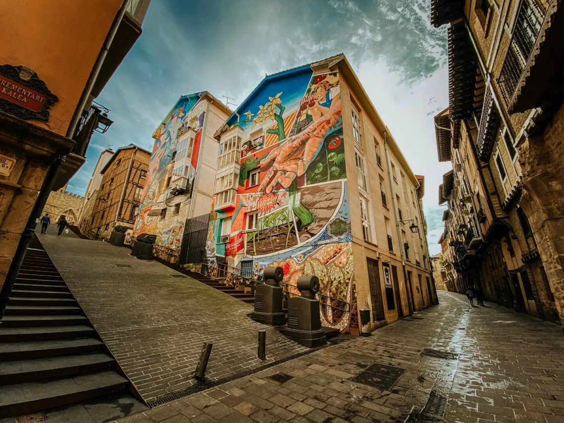 Visita los mejores murales de la ciudad de Vitoria al alojarte en Habitaka, hogares de Paso.
